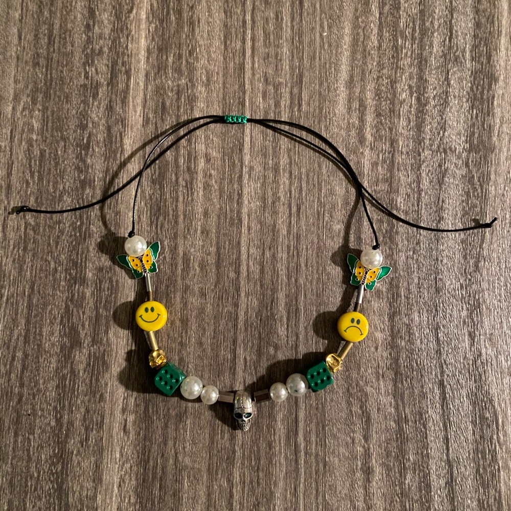 Evae Mob Smiley Charm Pearl Necklace